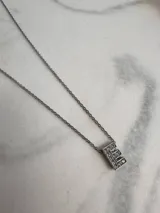 Collar de cadena fina plateada con dije de la letra "F" incrustada con strass.