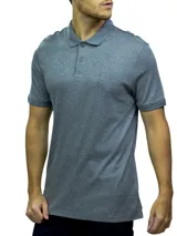 Chomba gris de algodón con mangas cortas, cuello polo con tapeta de dos botones y logo de Calvin Klein tonal.