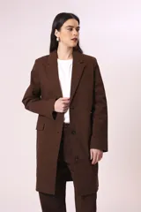 Blazer largo marrón con solapas de muesca, cierre frontal con dos botones y bolsillos laterales con solapa.