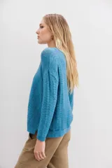 Sweater azul marino de punto con lentejuelas integradas en el hilado, calce holgado y mangas largas.
