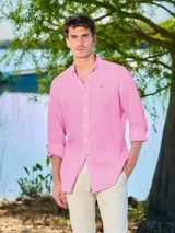 Camisa de hombre azul marino de lino con cuello abotonado y logo bordado en el pecho.