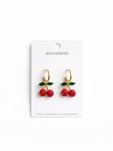 Aros colgantes dorados con forma de aro y dije de cerezas rojas con hojas verdes.