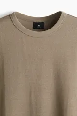 Remera color marrón claro en tejido waffle de algodón pesado, con cuello redondo ribeteado acanalado y bajo recto.