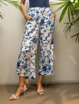 Pantalón de corte ancho con estampado geométrico en blanco y negro, pretina trasera elastizada y bolsillos delanteros.