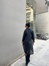 Camisa manga larga color borgoña, con cuello clásico, cierre frontal con botones y bajo irregular.