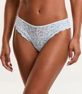 Bombacha de bikini de encaje floral celeste con borde festoneado y moño pequeño en el centro.