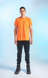 Remera naranja de algodón pima peruano, corte slim fit y cuello redondo.