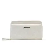 Bandolera color gris claro con doble cierre frontal y correa regulable desmontable. Cuenta con bolsillos interiores para documentos, reparticiones para tarjetas y división para billetes.