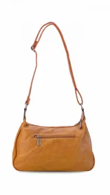 Bandolera color beige con correa ajustable, dos bolsillos frontales (uno con botón y otro con cierre) y un bolsillo trasero con cierre.