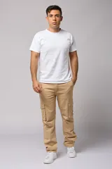 Pantalón cargo color marrón claro de gabardina, corte recto y tiro medio, con bolsillos laterales con solapa y bolsillos traseros.