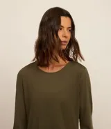 Remera deportiva color verde militar, de microfibra, con cuello redondo y mangas largas.