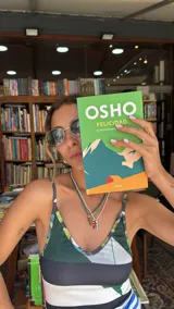 Collar tipo gargantilla compuesto por pequeñas cuentas de acrílico blancas, con dije de cuerno italiano (cornicello) esmaltado en turquesa y adornado con dos piedras rojas redondas. Los herrajes son dorados.