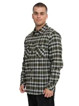 Camisa de manga larga con estampado a cuadros en tonos rojo, blanco, azul y gris. Tiene dos bolsillos en el pecho con cierre de botón, puños ajustables con botón y un paño de microfibra oculto en el dobladillo delantero.