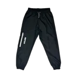 Pantalón impermeable negro con forro de red, ajuste en cintura y puños elásticos.