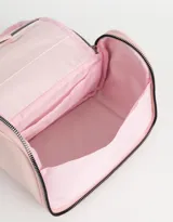 Neceser de viaje color rosa con cierre superior y manija. Estampado frontal con un moño rojo con corazones y la frase "Très Chic".