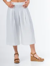Bermuda blanca de corte ancho y largo midi.