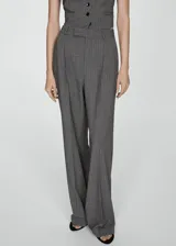 Pantalón gris con finas rayas verticales blancas, de corte wide leg, con trabillas, pinzas y bolsillos laterales.