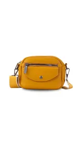 Bandolera naranja de cuero sintético con bolsillo frontal con cierre y bolsillo pequeño con tapa y broche magnético. Cuenta con apertura central superior con cierre, bolsillos internos y correa larga regulable y desmontable.