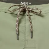 Short de baño color verde militar, con cordón ajustable en la cintura y logo de la marca en la pierna derecha.