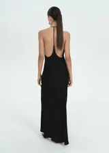 Vestido largo negro de tejido fluido con espalda abierta y tirantes finos.