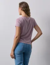 Remera manga corta color lila, de corte recto y cuello redondo.