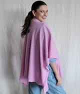 Ruana azul tejida con lana suave y duradera.
