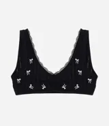 Soutien top negro seamless y texturizado, con breteles anchos fijos, escote cuadrado en la espalda, detalle de encaje y bordados de lacitos.