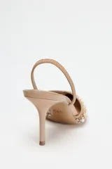 Zapato destalonado color beige con puntera fina, confeccionado en mesh con abalorios y tira trasera elástica. Tacón fino de 8 cm.