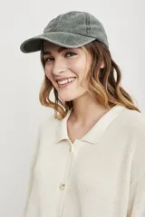 Gorra verde oliva de algodón lavado, estilo béisbol, con visera curva y correa ajustable en la parte trasera.