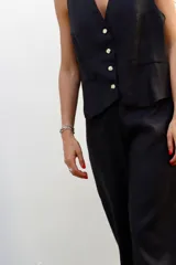 Chaleco color beige claro de lino con botones.