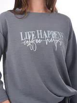 Buzo celeste de corte recto, con mangas 3/4 y estampado frontal con la frase "Life Happens Coffee Helps".