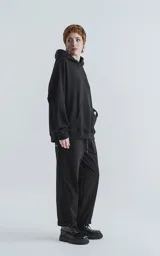 Hoodie negro oversize de rústico 100% algodón con capucha forrada y bolsillo tipo bomber con cierre en la manga.