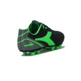 Zapatillas de fútbol negras con detalles en verde fluo, diseñadas para el rendimiento en el campo.