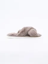 Pantuflas rosadas de piel sintética con tiras cruzadas y suela blanca.