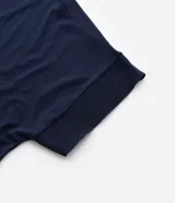 Blusa plus size de crepé azul marino, con escote en V, mangas cortas con detalle de punto y flecos en los laterales de los puños.