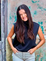 Chaleco negro sin mangas con cuello alto, confeccionado en seda y lana. Hecho en Uruguay.