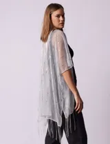 Kimono plisado color gris, marca Do Jessica McClintock, con terminación de ruedo con flecos.