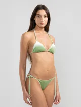 Top de bikini triángulo verde agua confeccionado en terciopelo reciclado con textura a rayas finas. Cuenta con tiras ajustables en cuello y espalda, terminadas con dijes.