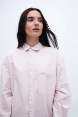 Camisa rosa claro de algodón con cuello solapa clásico, calce relaxed, bolsillo cuadrado en el pecho y botones personalizados.