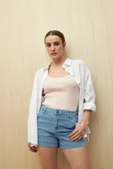 Short de jean celeste con bolsillos delanteros y traseros.