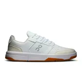 Championes urbanos de cuero sintético blanco, con suela de goma color caramelo y logo de la marca en el lateral.