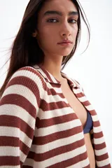 Cardigan tejido de punto a rayas horizontales color marrón y crudo, con cuello polo y cierre frontal con botones.