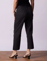 Pantalón de jean negro de tiro alto y corte recto.