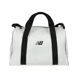 Bolso deportivo New Balance blanco con detalles en negro, logo de la marca estampado en el frente, doble asa de mano y correa de hombro ajustable.
