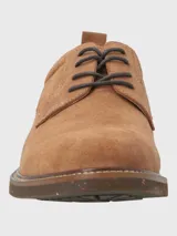 Zapato acordonado de cuero color marrón claro, con suela de goma y detalle de tirador en el talón.