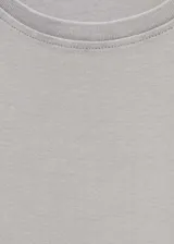 Vestido midi gris con mangas cortas y corte recto.