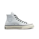 Championes de caña alta Converse Chuck 70 color celeste con cordones grises y suela de goma color crema con detalles en negro.
