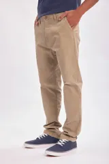 Pantalón chino color tostado, de corte recto y tiro medio.