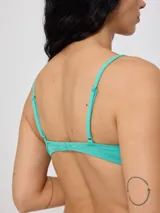 Top de bikini color verde azulado, de corte clásico con escote en V y tirantes finos ajustables.