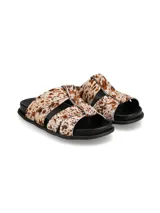 Sandalias con base negra y tiras anchas con estampado animal print de vaca.